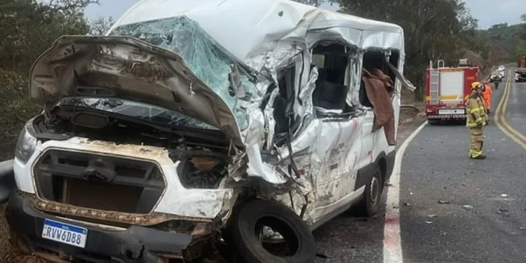 Colisão entre uma van com pacientes e carreta deixa dois mortos em Minas
