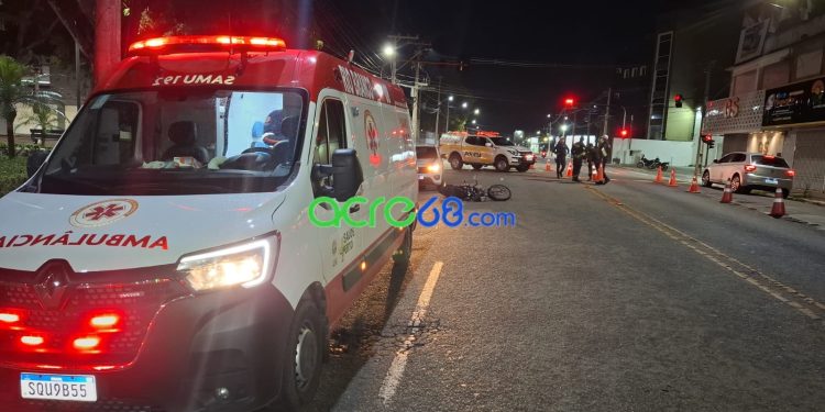 Colisão entre moto e pedestre deixa jovem ferido na área central de Rio Branco Colisão entre moto e pedestre deixa jovem ferido na área central de Rio Branco