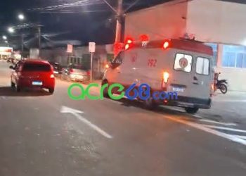 Grave acidente na BR-364: Colisão entre moto e ônibus escolar deixa mãe e filho gravemente feridos no interior do Acre