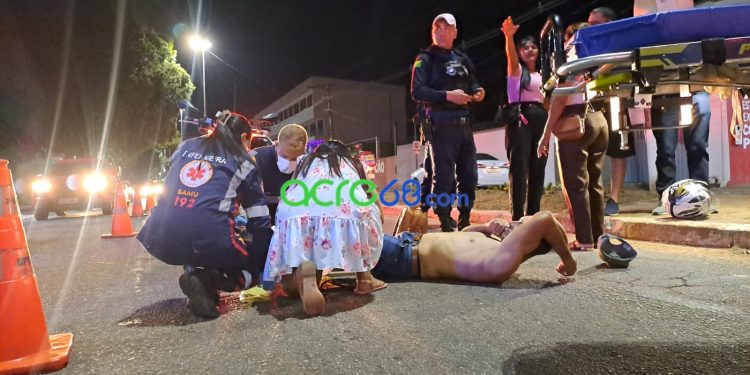 Pedestre é atropelado por moto ao tentar atravessar avenida no Conjunto Procon Pedestre é atropelado por moto ao tentar atravessar avenida no Conjunto Procon