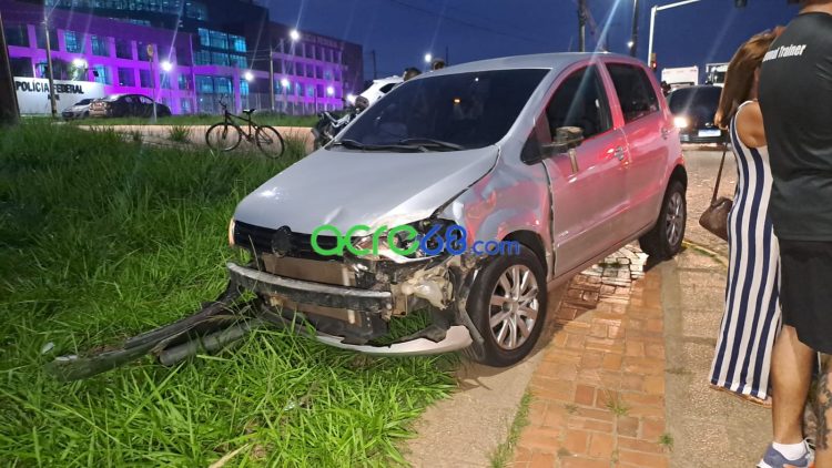 Colisão em frente à sede da PF deixa ciclista com fratura exposta na Via Verde