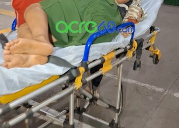 Pneu estoura em curva e carro capota na BR-317 deixando família ferida