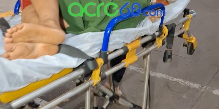 Pneu estoura em curva e carro capota na BR-317 deixando família ferida Pneu estoura em curva e carro capota na BR-317 deixando família ferida