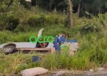 ​Capotamento na BR-364 espalha carga de peixes ao longo da pista no interior do Acre