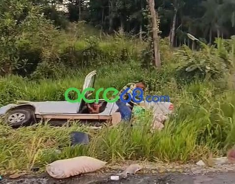 ​Capotamento na BR-364 espalha carga de peixes ao longo da pista no interior do Acre