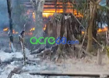 Incêndio de grandes proporções consome residência de palha na região do Rio Gregório