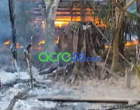 Incêndio de grandes proporções consome residência de palha na região do Rio Gregório