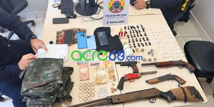 Cinco armas de fogo, entorpecentes e valores em espécie são apreendidos pela Polícia Militar em Rio Branco