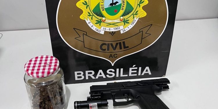 ​Operação em Brasiléia resulta na prisão de jovem armado e apreensão de drogas