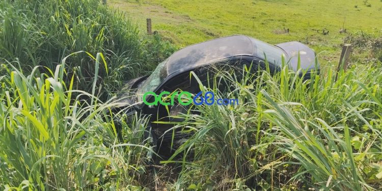 Veículo cai em bueiro na Estrada do Barro Vermelho e deixa duas pessoas feridas em Rio Branco Veículo cai em bueiro na Estrada do Barro Vermelho e deixa duas pessoas feridas em Rio Branco