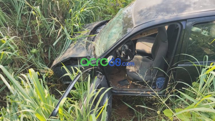 ​Veículo cai em bueiro na Estrada do Barro Vermelho e deixa duas pessoas feridas em Rio Branco