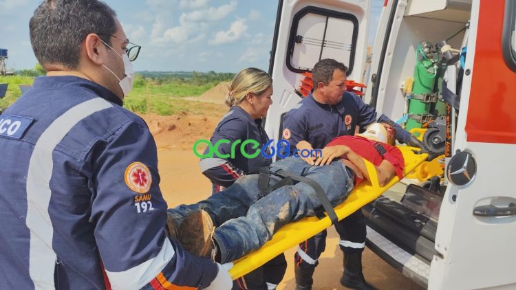 ​Veículo cai em bueiro na Estrada do Barro Vermelho e deixa duas pessoas feridas em Rio Branco