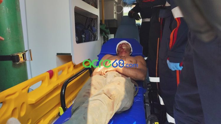 ​Veículo cai em bueiro na Estrada do Barro Vermelho e deixa duas pessoas feridas em Rio Branco