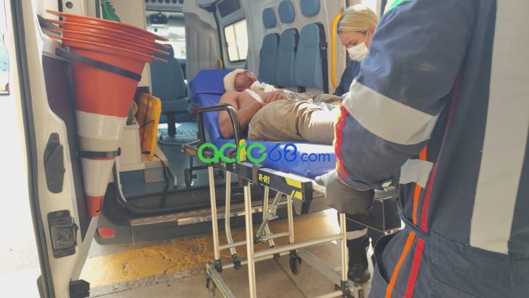 ​Veículo cai em bueiro na Estrada do Barro Vermelho e deixa duas pessoas feridas em Rio Branco