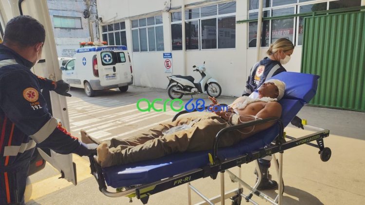 ​Veículo cai em bueiro na Estrada do Barro Vermelho e deixa duas pessoas feridas em Rio Branco