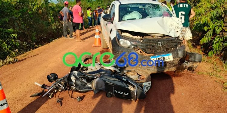Colisão frontal mata jovem de 19 anos e deixa a irmã em estado grave na Linha 7, em Acrelândia Colisão frontal mata jovem de 19 anos e deixa a irmã em estado grave na Linha 7, em Acrelândia