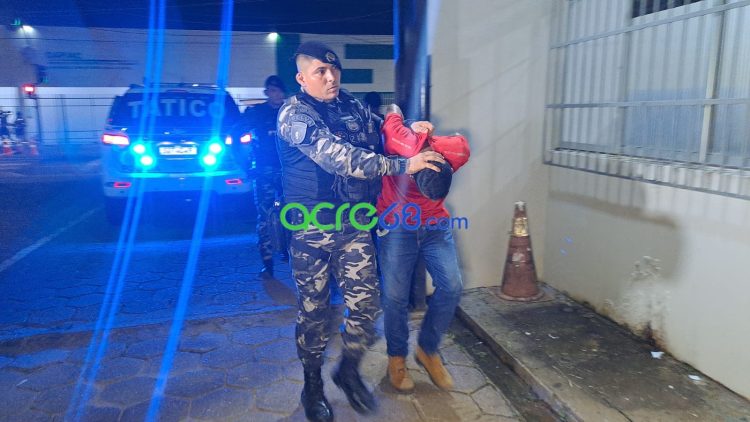 Dupla é presa com skank, dinheiro e aves silvestres durante ação policial no Eldorado