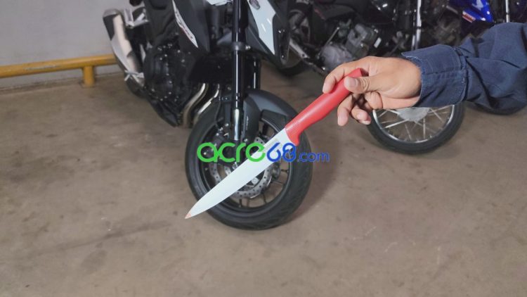 Tentativa de furto em estacionamento de supermercado acaba com suspeito esfaqueado pela própria arma na Capital
