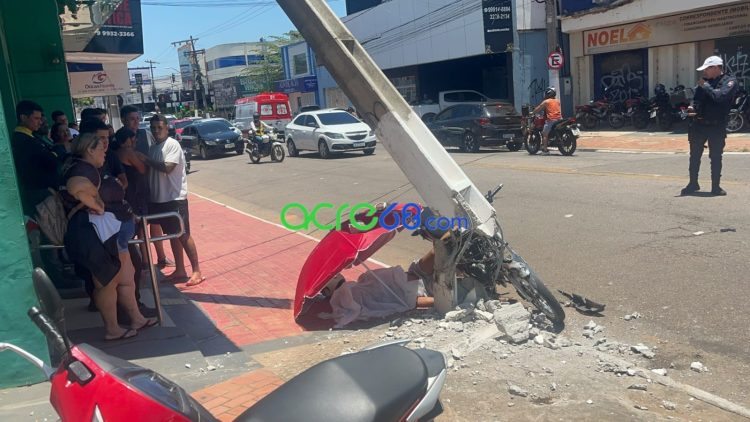 Acidente fatal na Avenida Getúlio Vargas: jovem motociclista perde a vida após atingir poste em Rio Branco