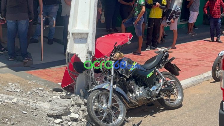 Acidente fatal na Avenida Getúlio Vargas: jovem motociclista perde a vida após atingir poste em Rio Branco