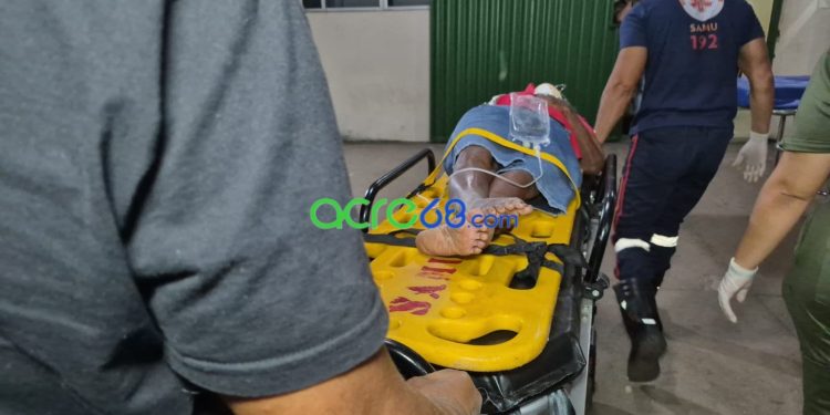 Motociclista atropela idosa de 82 anos, foge sem prestar socorro e vítima é levada ao PS de Rio Branco