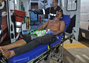 Violência em Rio Branco: Homem é espancado por dupla armada com capacetes em frente a estabelecimento