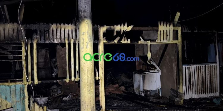 Incêndio de grandes proporções consome três residências e mobiliza moradores na comunidade do Papoco, em Rio Branco