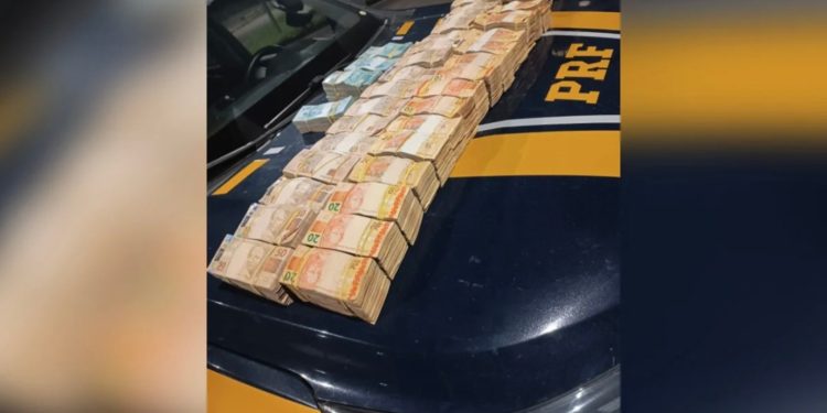 PRF apreende mala com R$ 870 mil em MG; motorista cita ligação com política. Veja vídeo