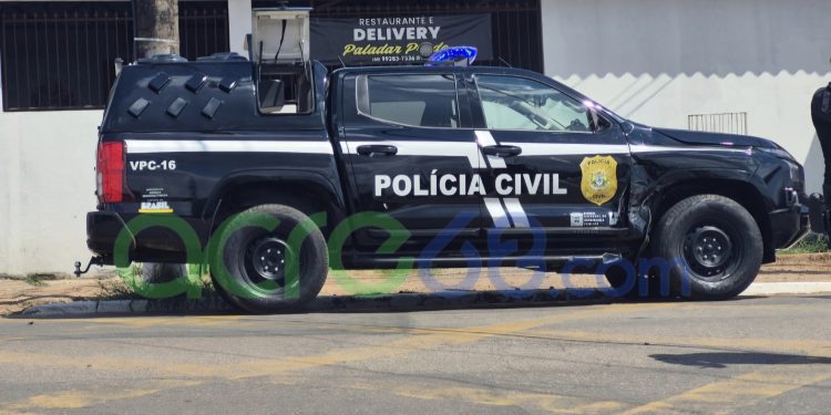 Motociclista fica ferido em colisão com viatura da Polícia Civil em cruzamento de Rio Branco