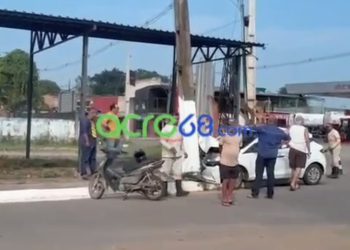 Carro sai da pista e derruba poste próximo a rotatória em Epitaciolândia