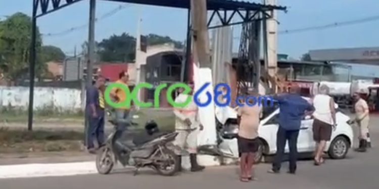 Carro sai da pista e derruba poste próximo a rotatória em Epitaciolândia