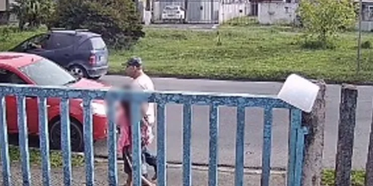 Menina de 9 anos é salva de estupro após fazer sinal universal de socorro. Veja vídeo Menina de 9 anos é salva de estupro após fazer sinal universal de socorro. Veja vídeo