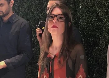 Morre Camila Kfouri, filha do jornalista Juca Kfouri, aos 48 anos