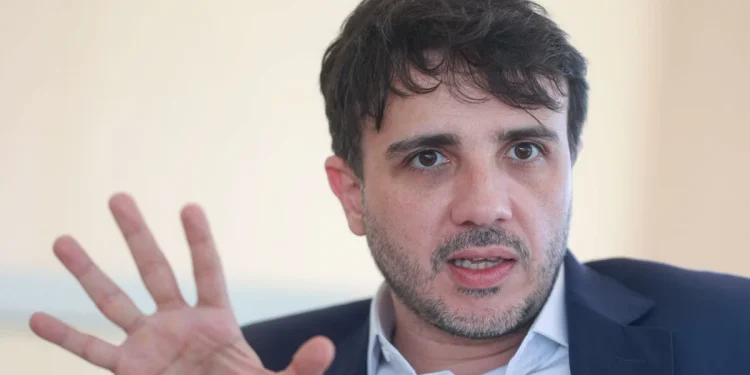 Renan Santos diz que eventual fuga de Flávio era “caminho natural”