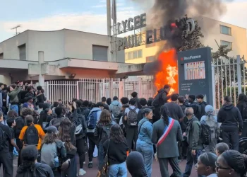 Protestos estudantis na França deixam 40 diretores feridos