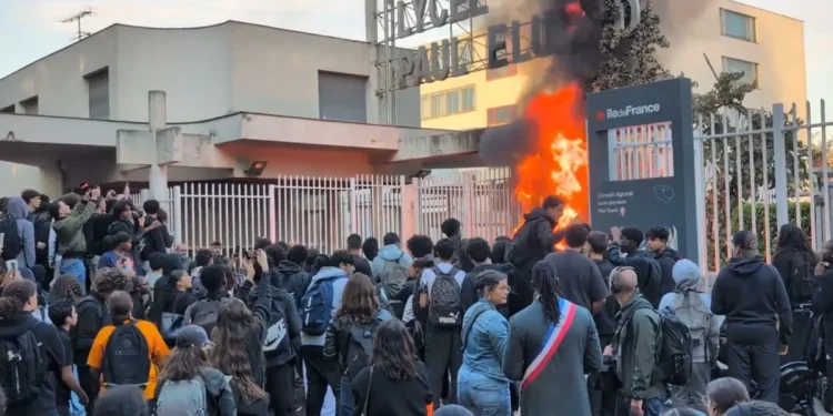 Protestos estudantis na França deixam 40 diretores feridos Protestos estudantis na França deixam 40 diretores feridos