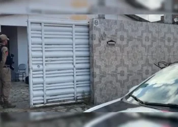 Mãe encontra filho e nora mortos a facadas em casa após sumiço dos dois