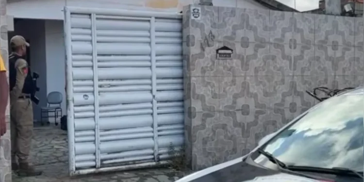 Mãe encontra filho e nora mortos a facadas em casa após sumiço dos dois