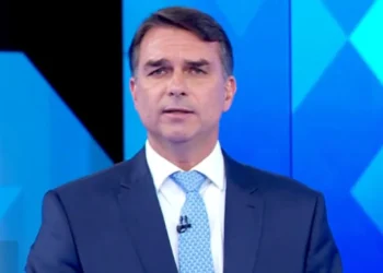 Flávio visita Bolsonaro em dia de tensão por risco de perder passaporte