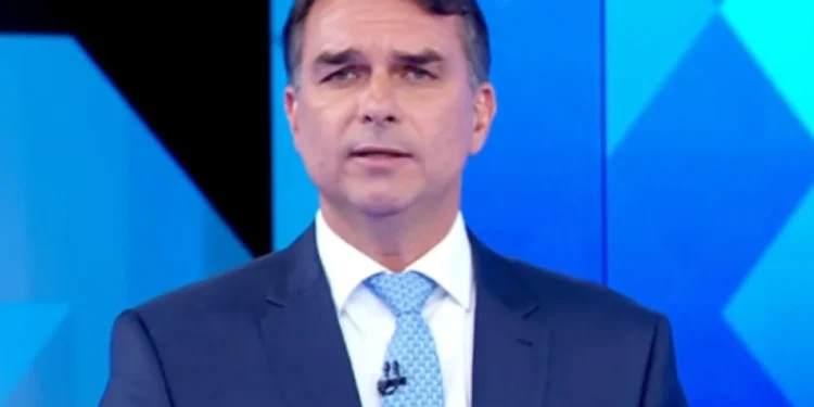 Flávio visita Bolsonaro em dia de tensão por risco de perder passaporte