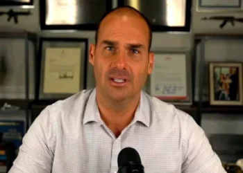 Moraes manda emitir mandado de prisão para Eduardo Bolsonaro