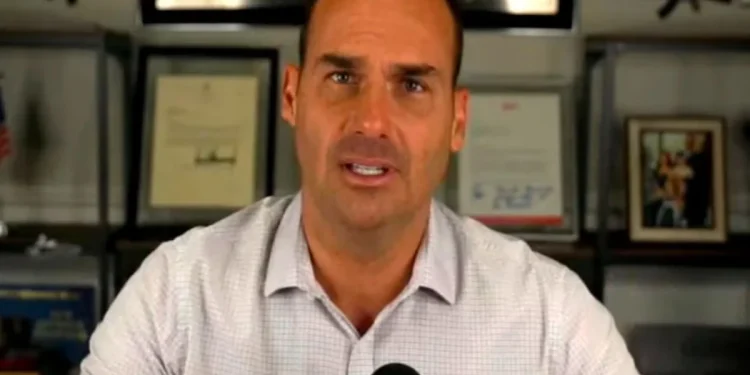 Moraes manda emitir mandado de prisão para Eduardo Bolsonaro