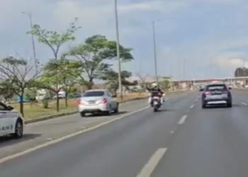 Tensão na EPTG: viatura descaracterizada da PCDF fura escolta da PMDF. Veja vídeo