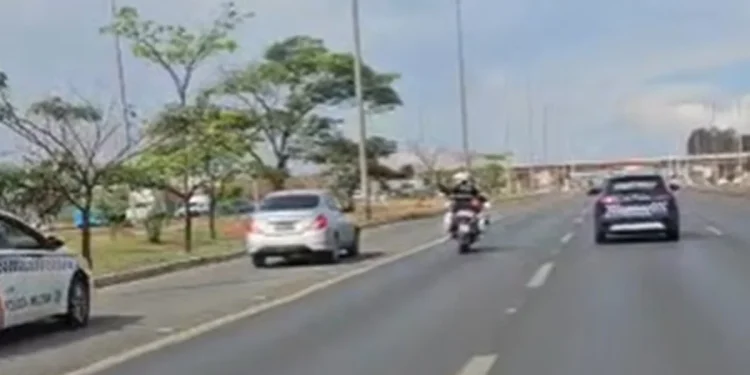 Tensão na EPTG: viatura descaracterizada da PCDF fura escolta da PMDF. Veja vídeo