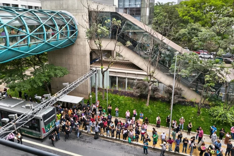 Guindaste cai sobre trilho e provoca acidente com trem da Linha 15-Prata. Veja vídeo
