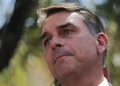 Flávio Bolsonaro foi embora para os EUA. Avião em voo
