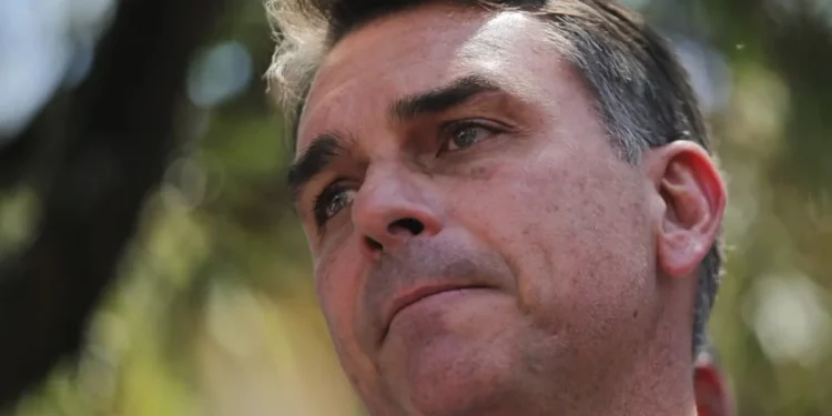 Flávio Bolsonaro foi embora para os EUA. Avião em voo Flávio Bolsonaro foi embora para os EUA. Avião em voo