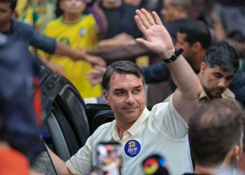 Flávio fugiu com a família para os EUA e pedirá asilo político a Trump