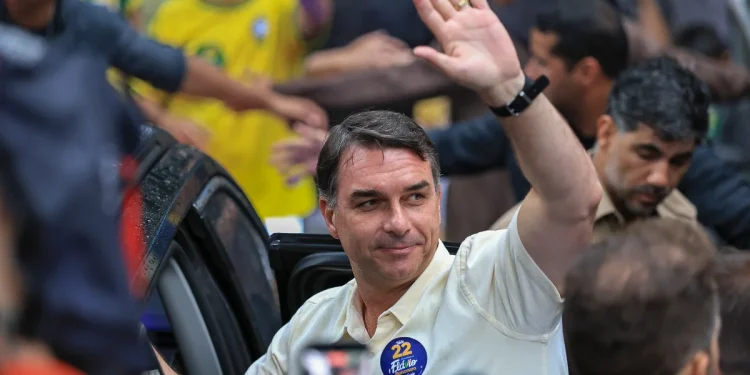 Flávio fugiu com a família para os EUA e pedirá asilo político a Trump