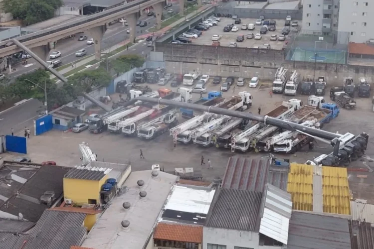 Guindaste cai sobre trilho e provoca acidente com trem da Linha 15-Prata. Veja vídeo